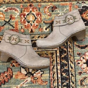 Dansko Mina Ankle Booties neutral taupe embroidered milled nubuck leather sz 39